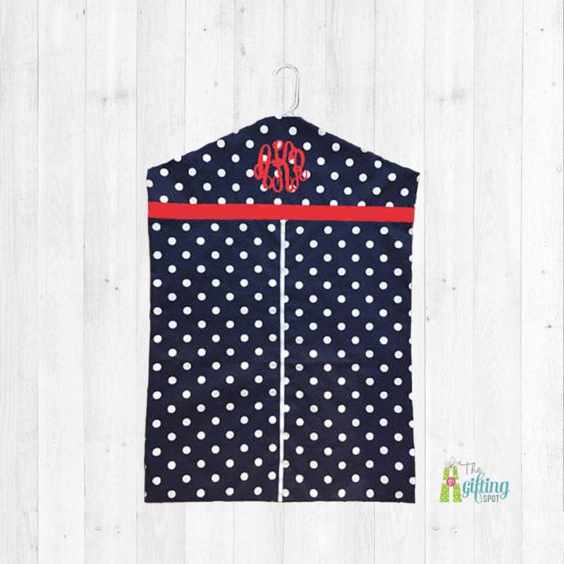 Monogramm Kleidersack, Navy Polka Dot Tasche, Reisetasche, Personalisierte Kleidung Reißverschluss Hängende Reisetasche Monogramm Kleidersack, Navy Polka Dot Tasche, Reisetasche, Personalisierte Kleidung Reißverschluss Hängende Reisetasche von TheGiftingSpot