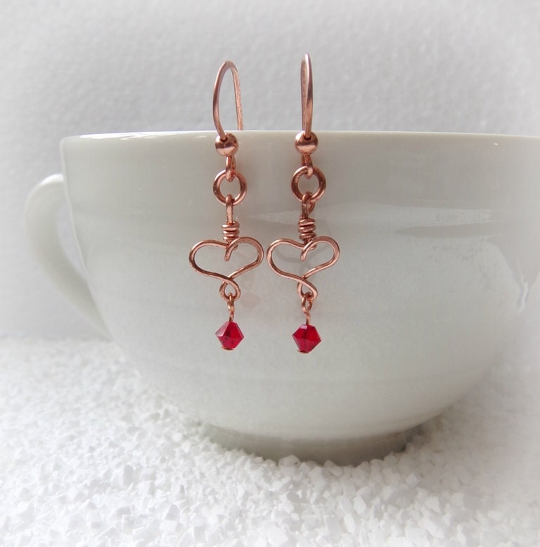 Draht Gewickelt Kupfer Herz Ohrringe Rote Swarovski Kristall Anhänger Draht Gewickelt Kupfer Herz Ohrringe Rote Swarovski Kristall Anhänger von TheGigglyGypsy