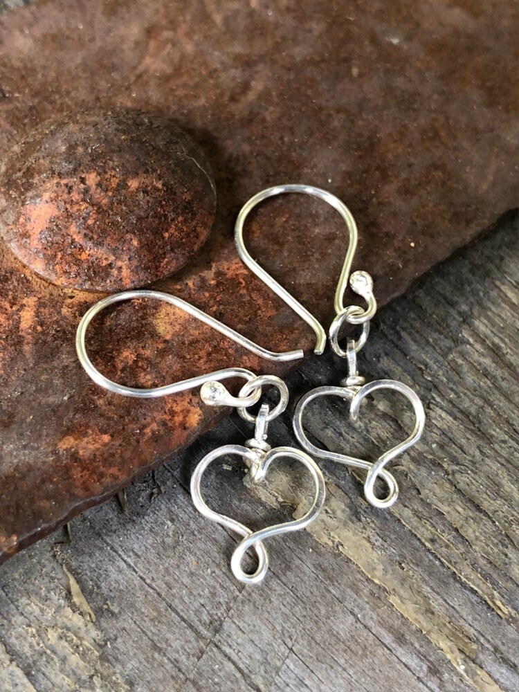 Kleine Sterling Silber Herz Ohrringe Handgemachte Draht Anhänger Kleine Sterling Silber Herz Ohrringe Handgemachte Draht Anhänger von TheGigglyGypsy