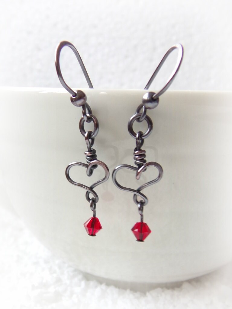 Kupfer Herz Ohrringe Draht Gewickelt Baumeln Mit Roten Swarovski Kristall Kupfer Herz Ohrringe Draht Gewickelt Baumeln Mit Roten Swarovski Kristall von TheGigglyGypsy