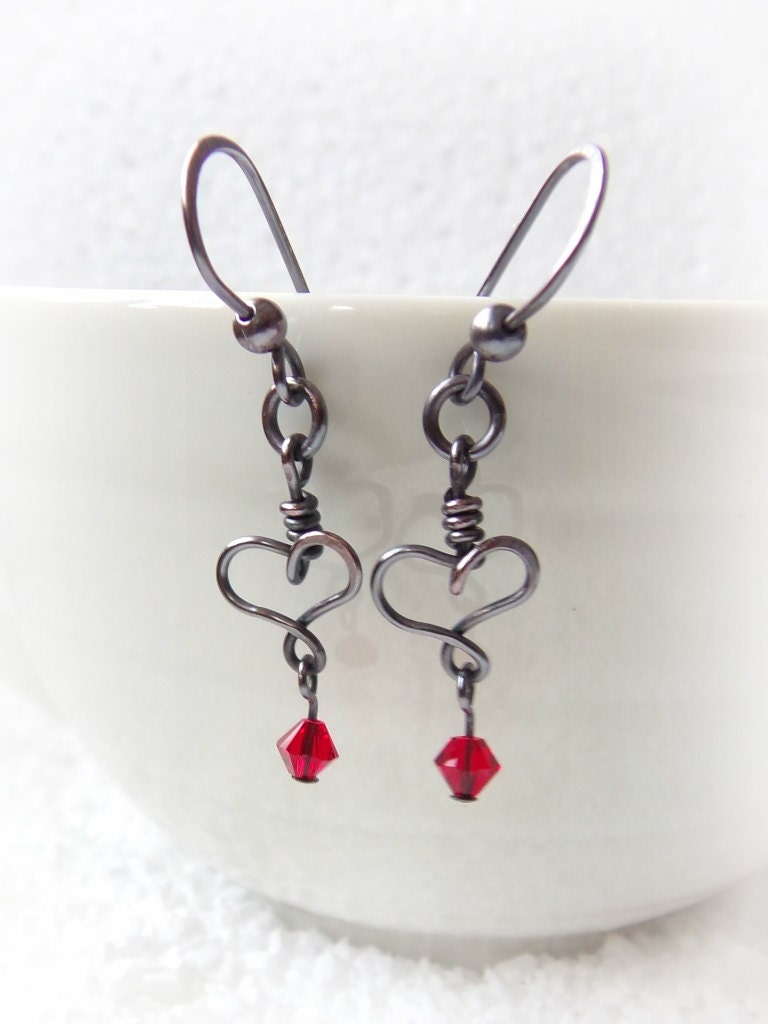 Kupfer Herz Ohrringe Draht Gewickelt Baumeln Mit Roten Swarovski Kristall Kupfer Herz Ohrringe Draht Gewickelt Baumeln Mit Roten Swarovski Kristall von TheGigglyGypsy