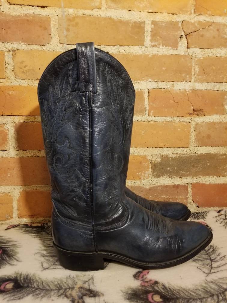 Dan Post Boots // 70Er Midnight Navy Blue Leder Cowboy Boots Herren Gr. 8.5 Southwestern Western Pointy Hipster Rocker Retro Ranch Wear von TheGirlSaidYes