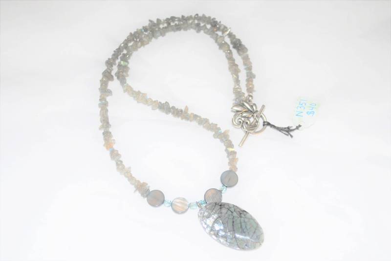 Graue Perlmutt Und Labradorit Halskette von TheGlassPearlShop