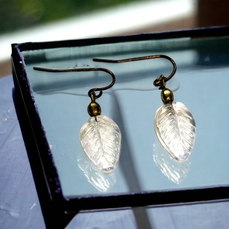Klare Pressglas Blatt Ohrringe von TheGlassPearlShop