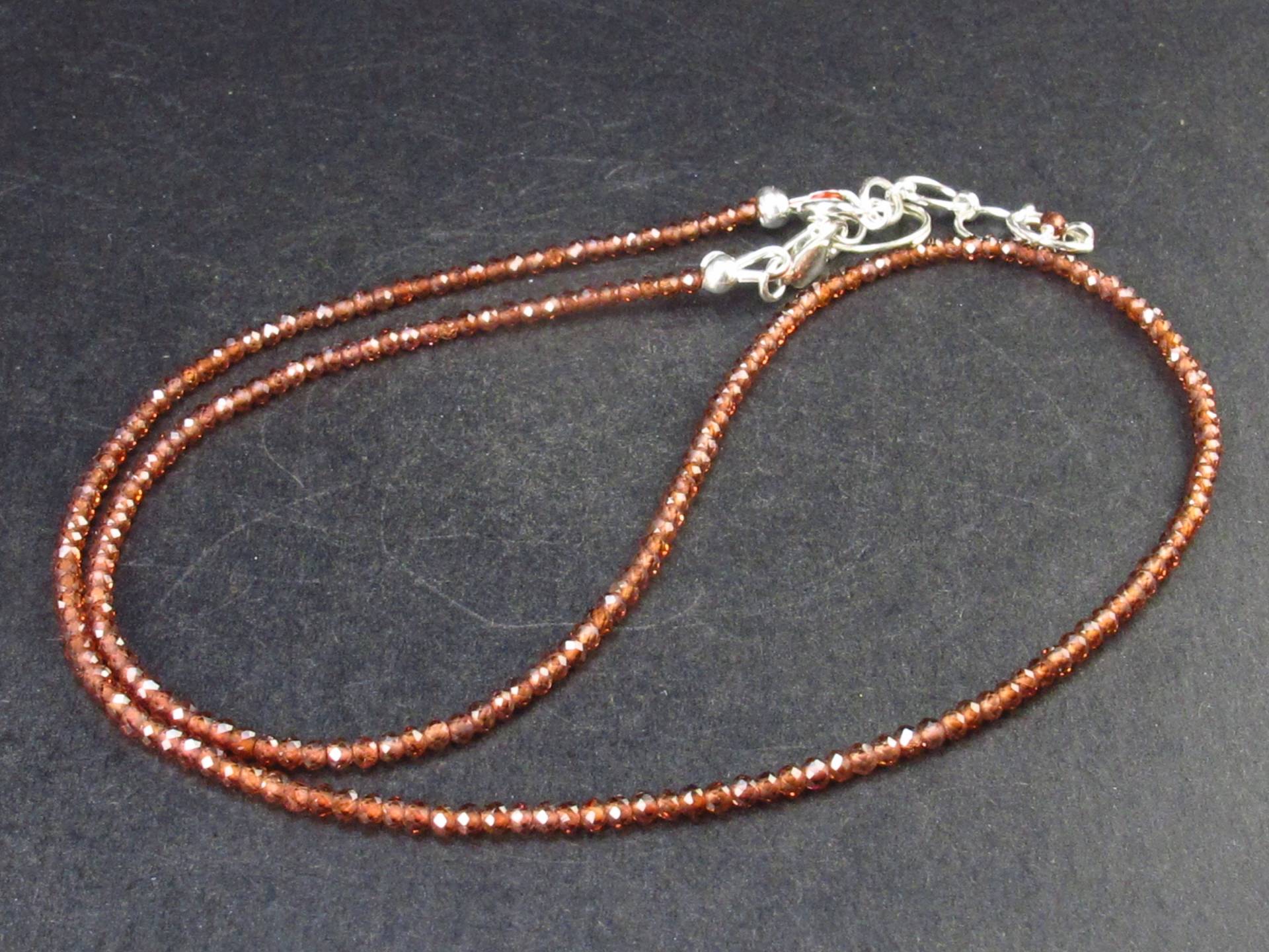 Leichte Edelstein Funkelnd Facettierte Hessonit Granat Tiny 2mm Runde Perlen Halskette - 17" 5, 6 Gramm von TheGlobalStone