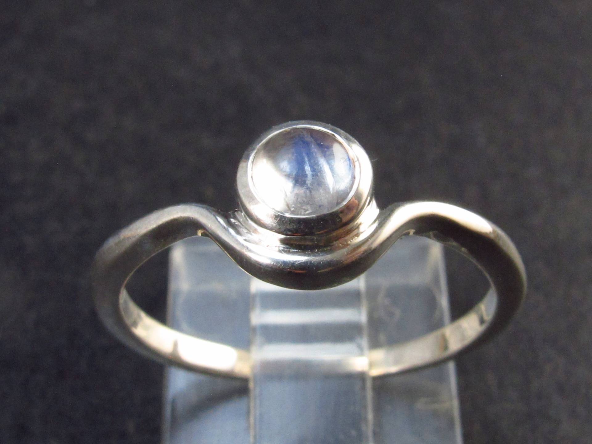 Natürlicher Glow From Inside Mondstein 925 Silber Ring - 1, 6 Gramm Größe 7, 25 von TheGlobalStone