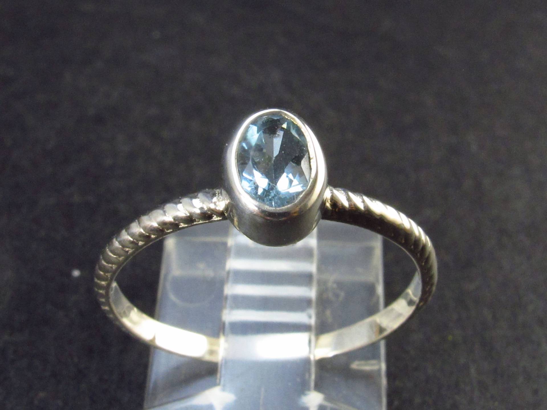 Natürlicher Ovaler Facettierter Blautopas Sterling Silber Ring - 1, 4 Gramm Größe 8, 25 von TheGlobalStone