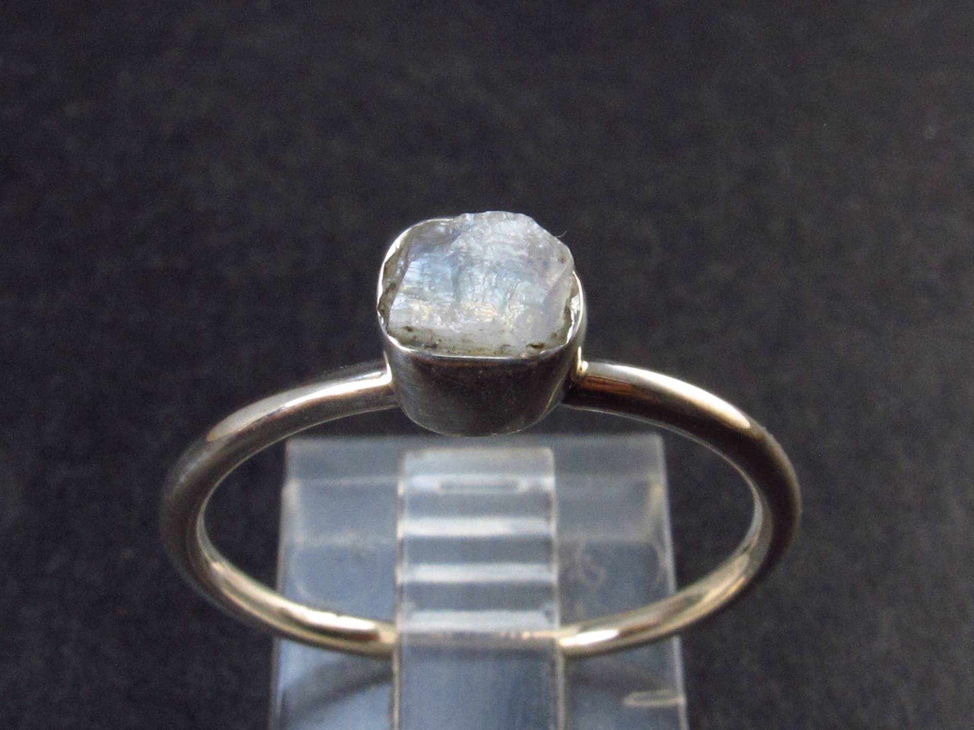Natürlicher Roher Glow From Inside Moonstone 925 Silber Ring - 1, 6 Gramm Größe 9 von TheGlobalStone
