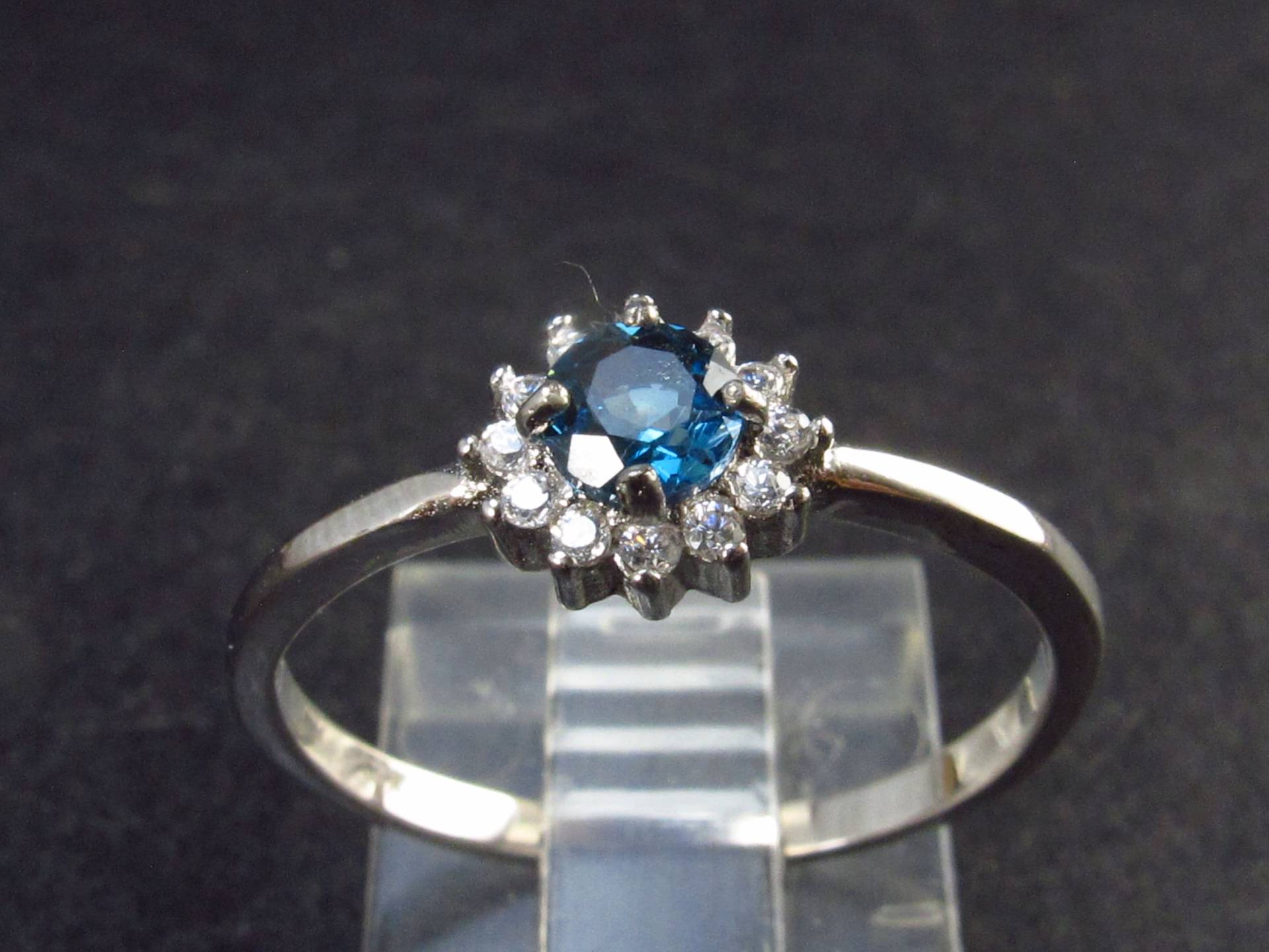 Natürlicher Runder Facettierter Blautopas Kristall Sterling Silber Ring Mit Cz - 1, 5 Gramm Größe 8 von TheGlobalStone