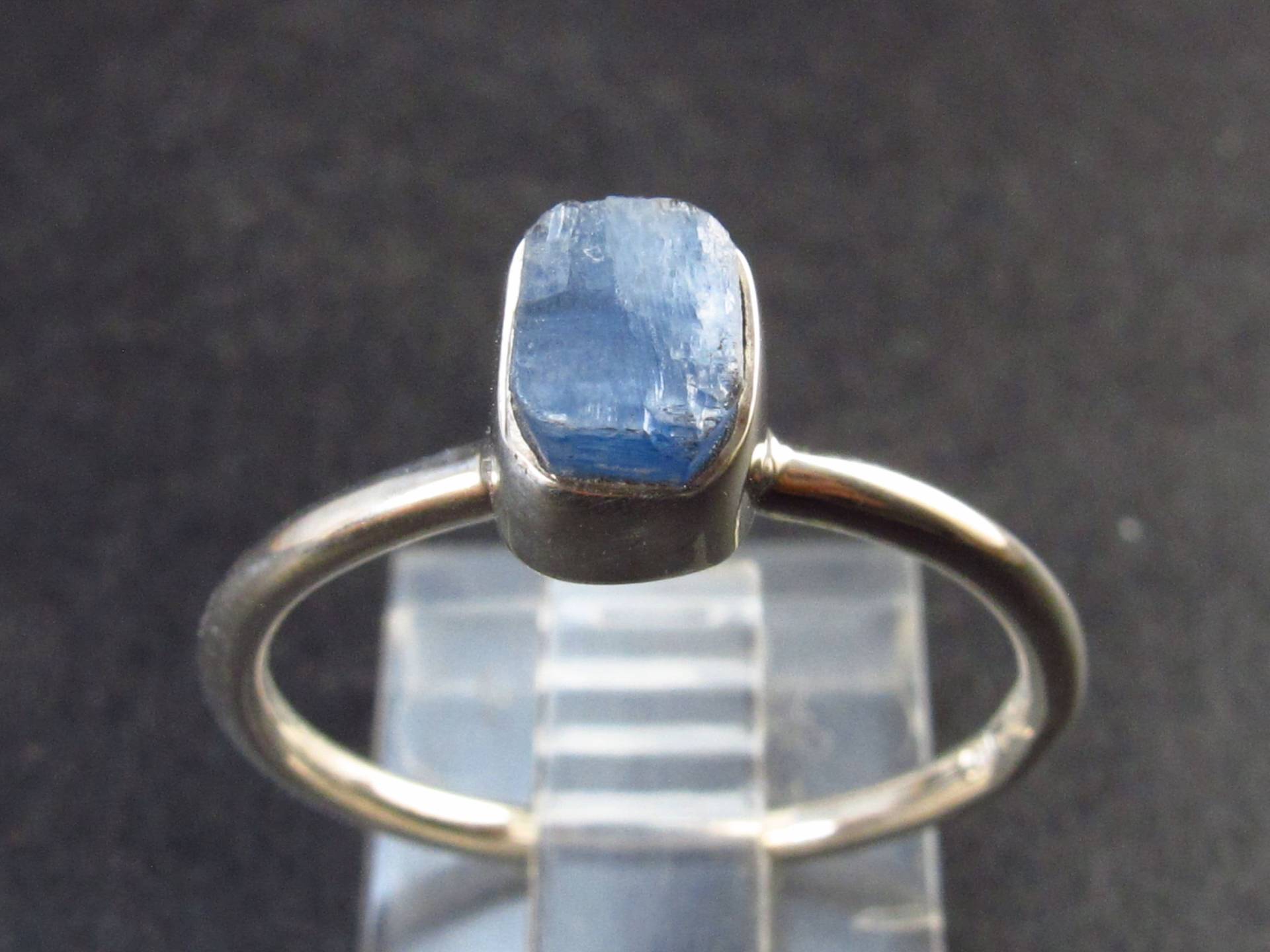 Roher Blauer Kyanit Kristall Silber Ring Aus Brasilien - 1, 8 Gramm Größe 8 von TheGlobalStone