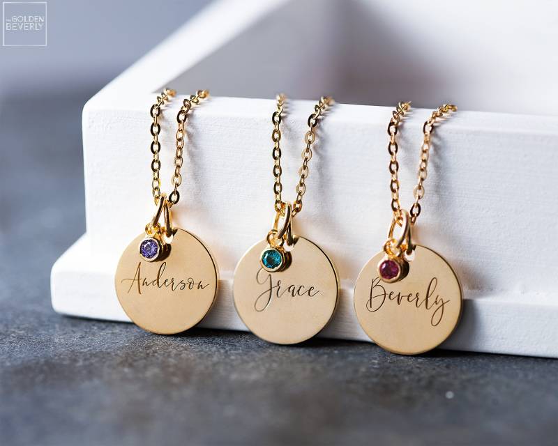 Geburtsstein Namen Halskette - Muttertag Brautjungfer Geschenk Minimal Name Disc Zierliche von TheGoldenBeverly