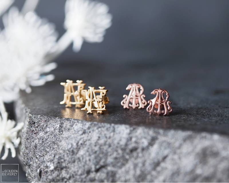Monogramm Ohrring - Zierliche Ohrringe Winzige Ohrstecker Personalisieren Sie Schmuck Muttertagsgeschenk Schmuckzubehör Initialen von TheGoldenBeverly