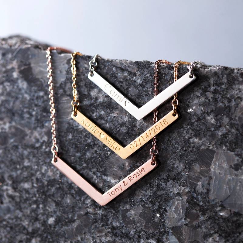 Personalisierte Chevron Halskette - Gravierte Namen V Form Boho Zwei Stangen von TheGoldenBeverly