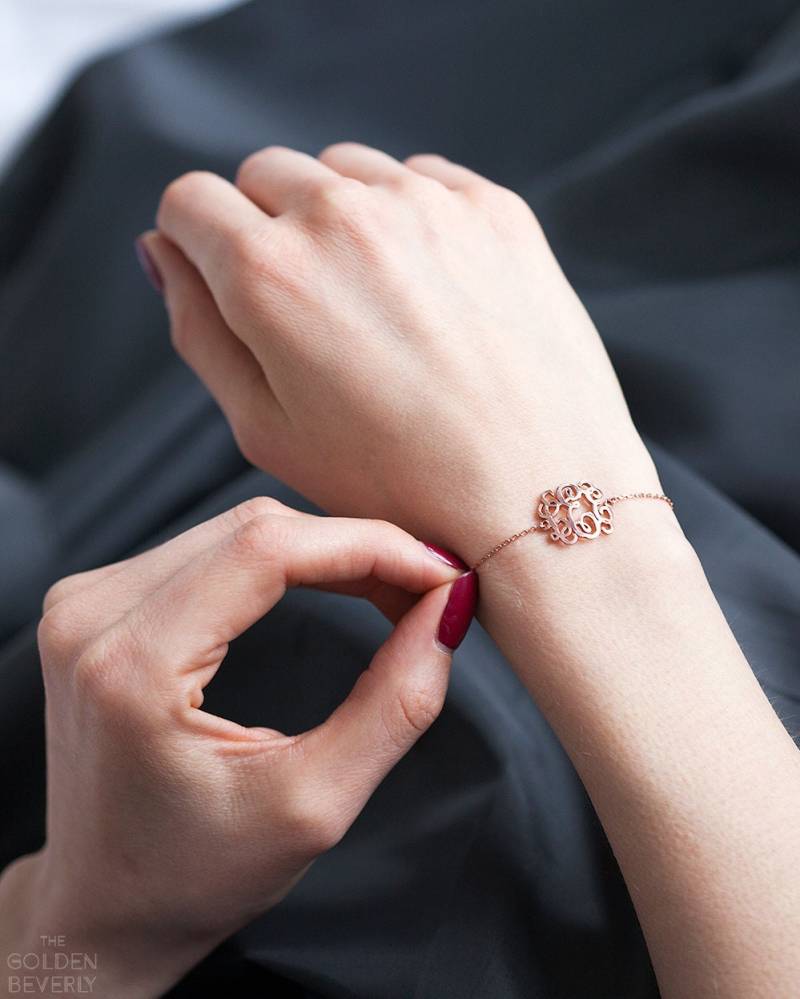 Personalisiertes Monogramm Armband - Brautjungfer Benutzerdefinierte Initiale Zierliches Buchstaben Muttertagsgeschenk von TheGoldenBeverly