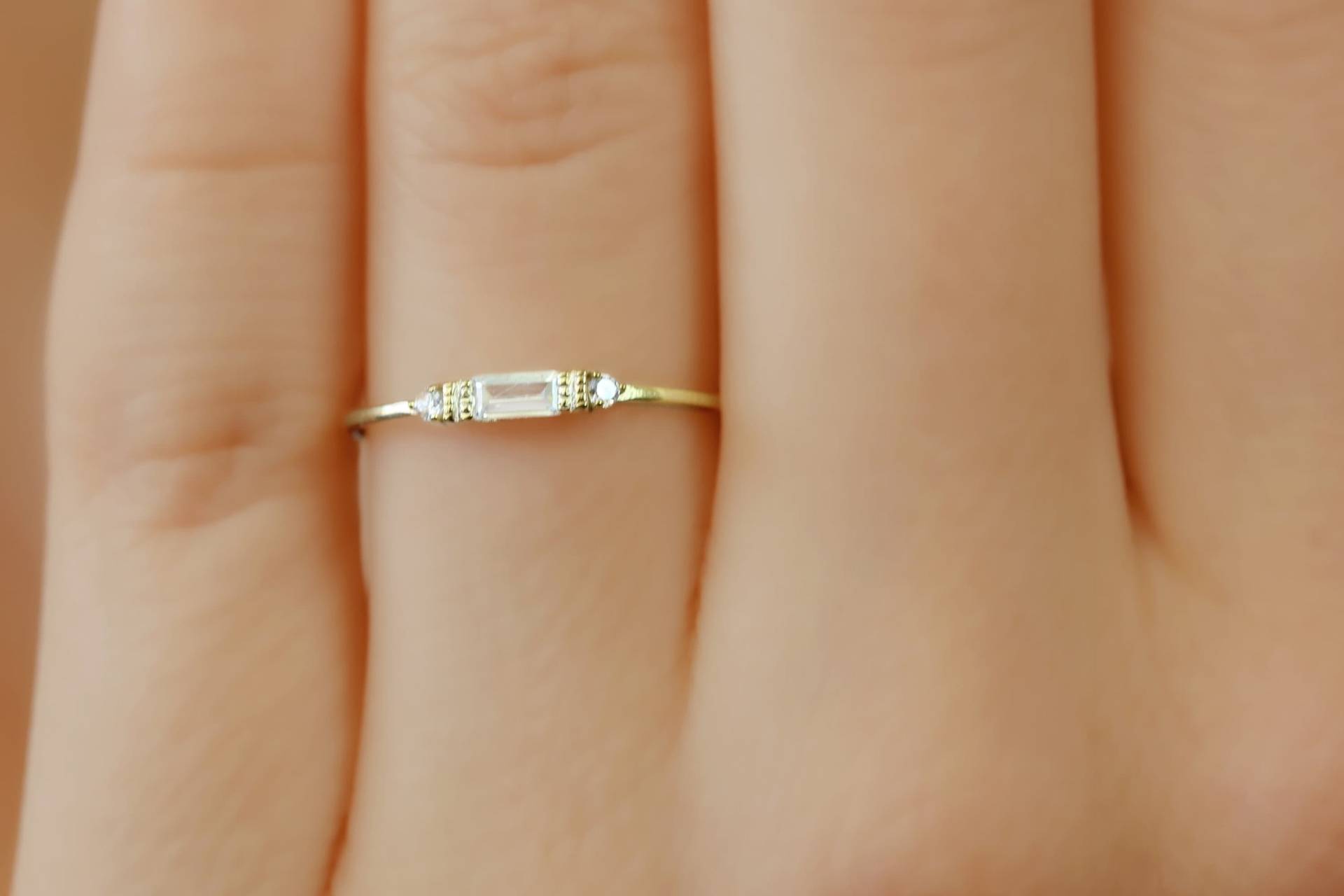 Baguette Ring/ Eheringe Damen/ Zierliche Ringe/ Cz 3 Stein Ringe 14K Solid Gold Dünner Zierliche Multi Ring von TheGoldenGlamshop