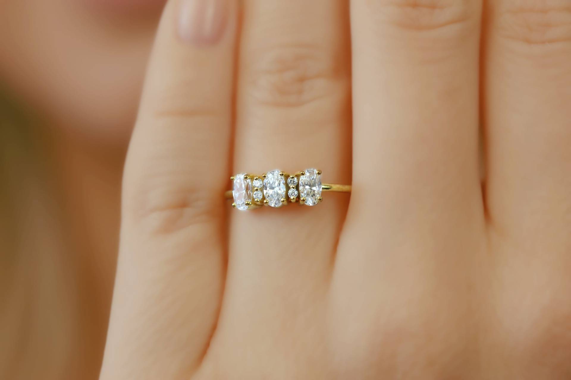 Ovaler Moissanit Ehering/14K Gelbgold Ring Für Frauen Schmuck Jahrestag Geschenk Schliff von TheGoldenGlamshop