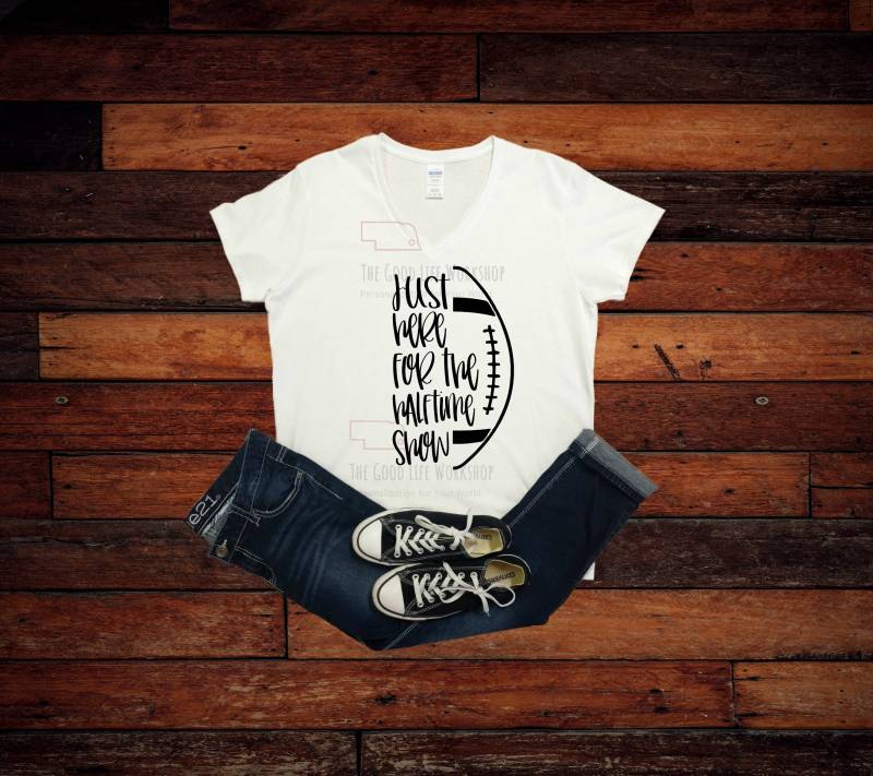 Super Bowl T Shirt, Hier Für Die Halbzeit Show, V Neck von TheGoodLifeWorkshop
