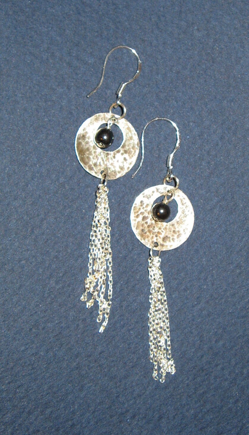 Pfund Sterling Und Reines Silber Ohrringe Mit Hämatit Zarte Kette Quasten-Geschenk Für Sie Unter 60 Pfund Sterling Und Reines Silber Ohrringe Mit Hämatit Zarte Kette Quasten-Geschenk Für Sie Unter 60 von TheGoodMoodFactory