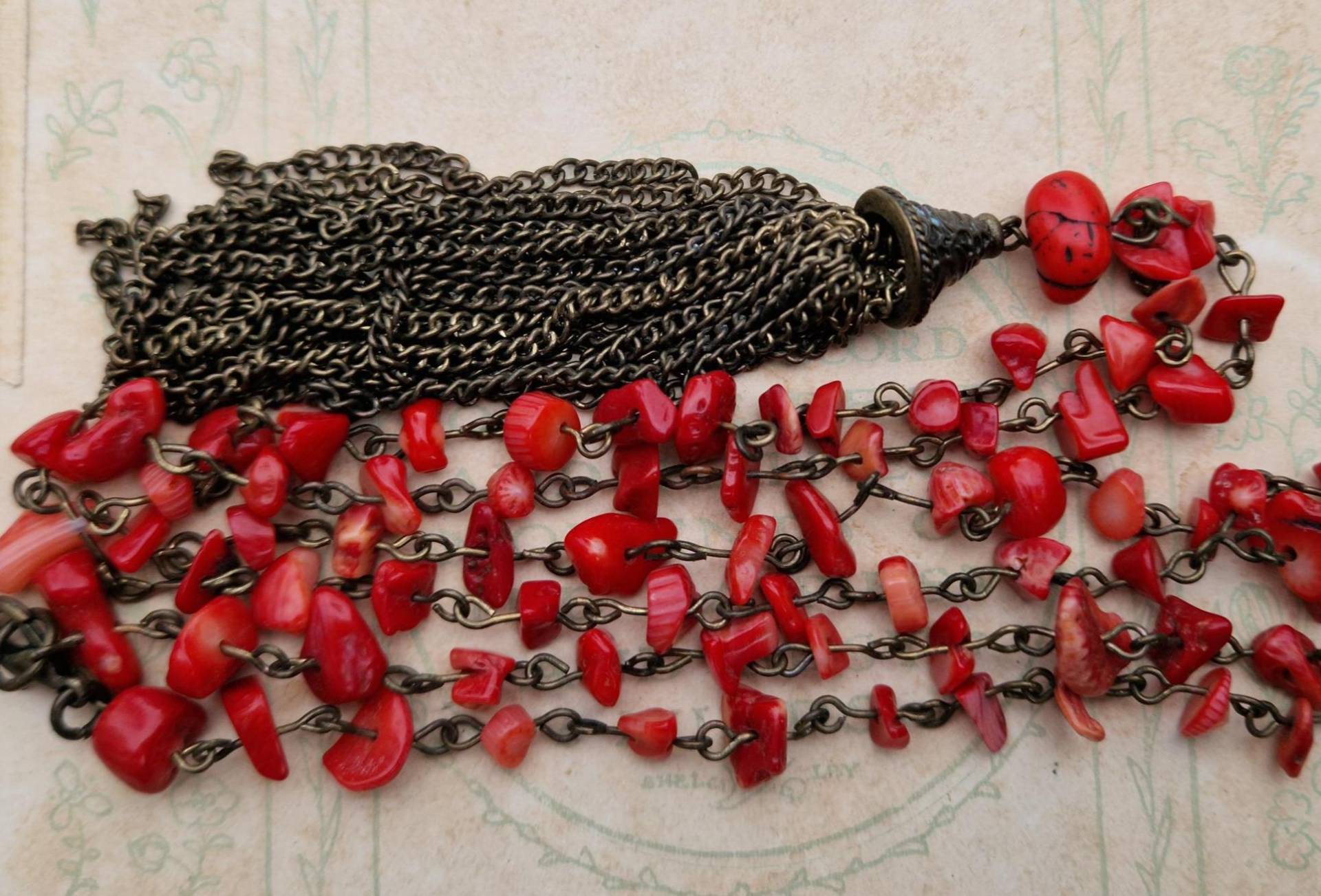 Vintage 1960Er Jahre Boho Quasten-Halskette Aus Rotem Korallen-Glas - Art Deco Revival Sautoir-Schmuck von TheGooseberryTree