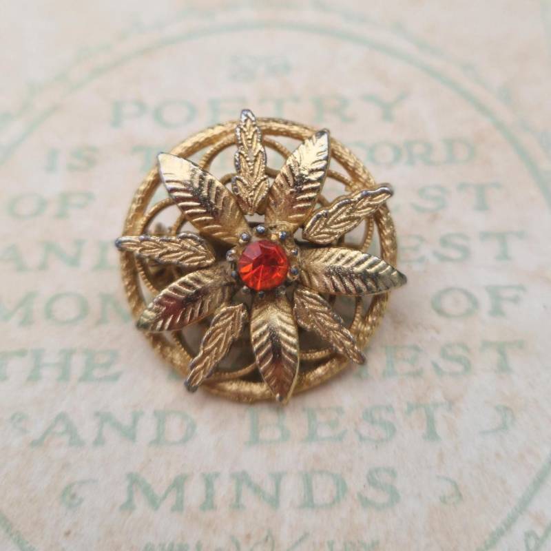Vintage Brosche Gold-Ton Mit Roten Strass Steinen 1950S von TheGooseberryTree