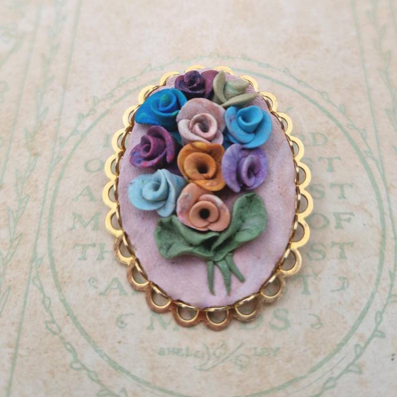 Vintage Blumen Cameo Brosche Mit Handgefertigten Porzellanrosen - Pastel Bouquet Anstecknadel von TheGooseberryTree