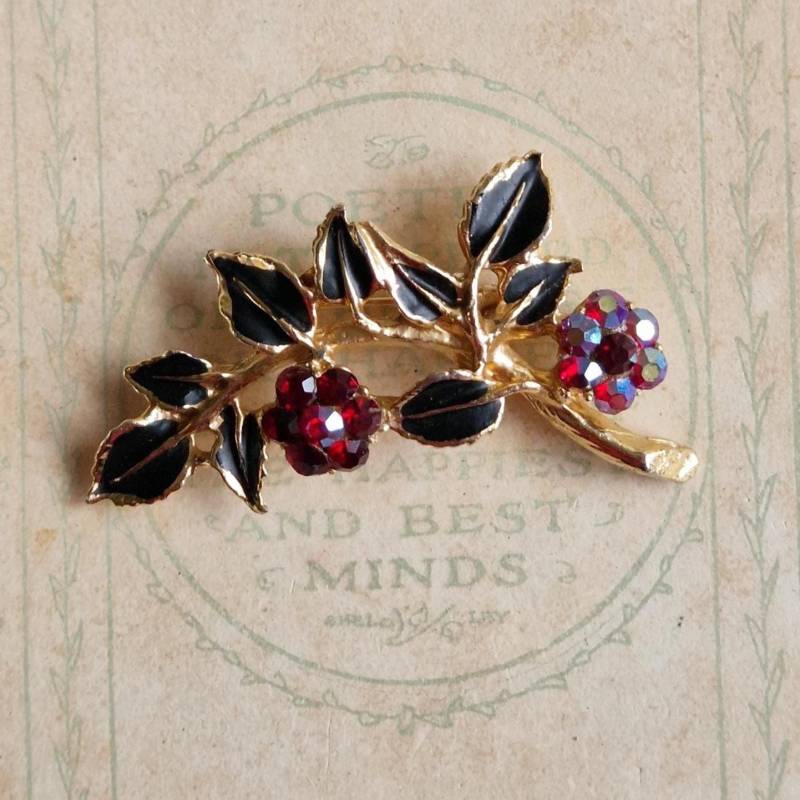 Vintage Blumen Brosche - Anstecknadel Mit Goldenen Zweigen, Emaille Blättern & Strassbeeren von TheGooseberryTree