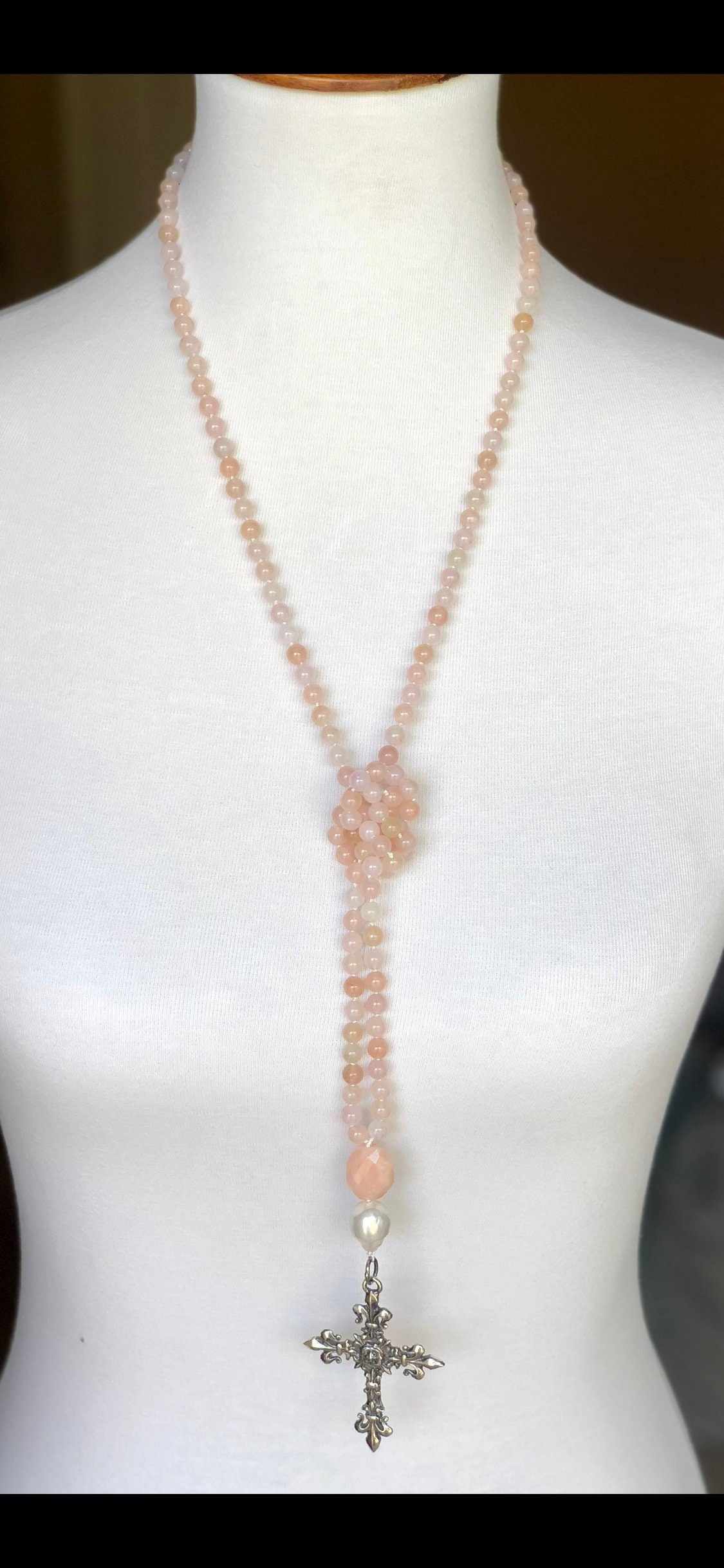 Wunderschöne Aaa Morganit Perlen Auf Seide Handgeknüpft. Üppigen Barocken Perlen, Schöne Facettierte Rosa Opal, Kreuz Sterling Silber Fleur De Lis Wunderschöne Aaa Morganit Perlen Auf Seide Handgeknüpft. Üppigen Barocken Perlen, Schöne Facettierte Rosa Opal, Kreuz Sterling Silber Fleur De Lis von TheGracesJewelry
