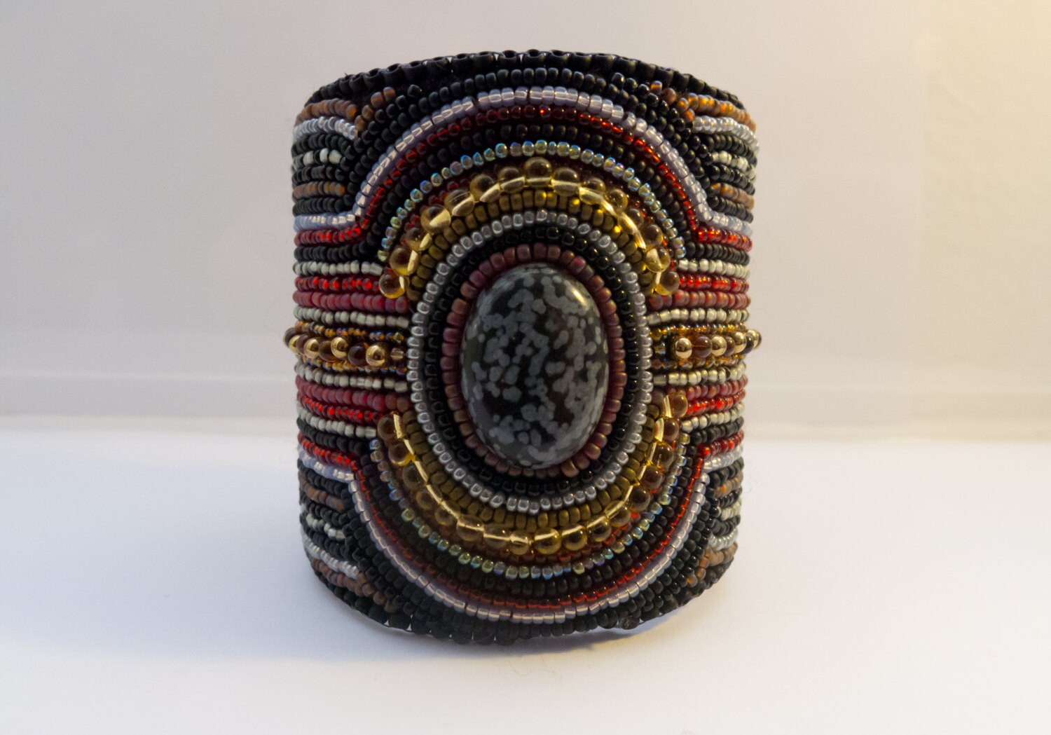 Schneeflocken Obsidian Bead Embroidery Cuff Armband, Ooak Manschettenarmband Schneeflocken Obsidian Bead Embroidery Cuff Armband, Ooak Manschettenarmband von TheGreatOrnate