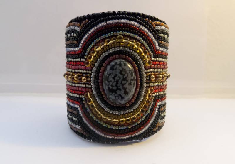 Schneeflocken Obsidian Bead Embroidery Cuff Armband, Ooak Manschettenarmband Schneeflocken Obsidian Bead Embroidery Cuff Armband, Ooak Manschettenarmband von TheGreatOrnate