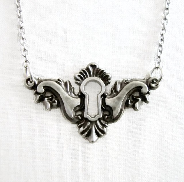 Antike Silberne Schlüsselloch-Halskette Steampunk-Anhänger, Edelstahlkette Antike Silberne Schlüsselloch-Halskette Steampunk-Anhänger, Edelstahlkette von TheGreenAntiqueTrunk