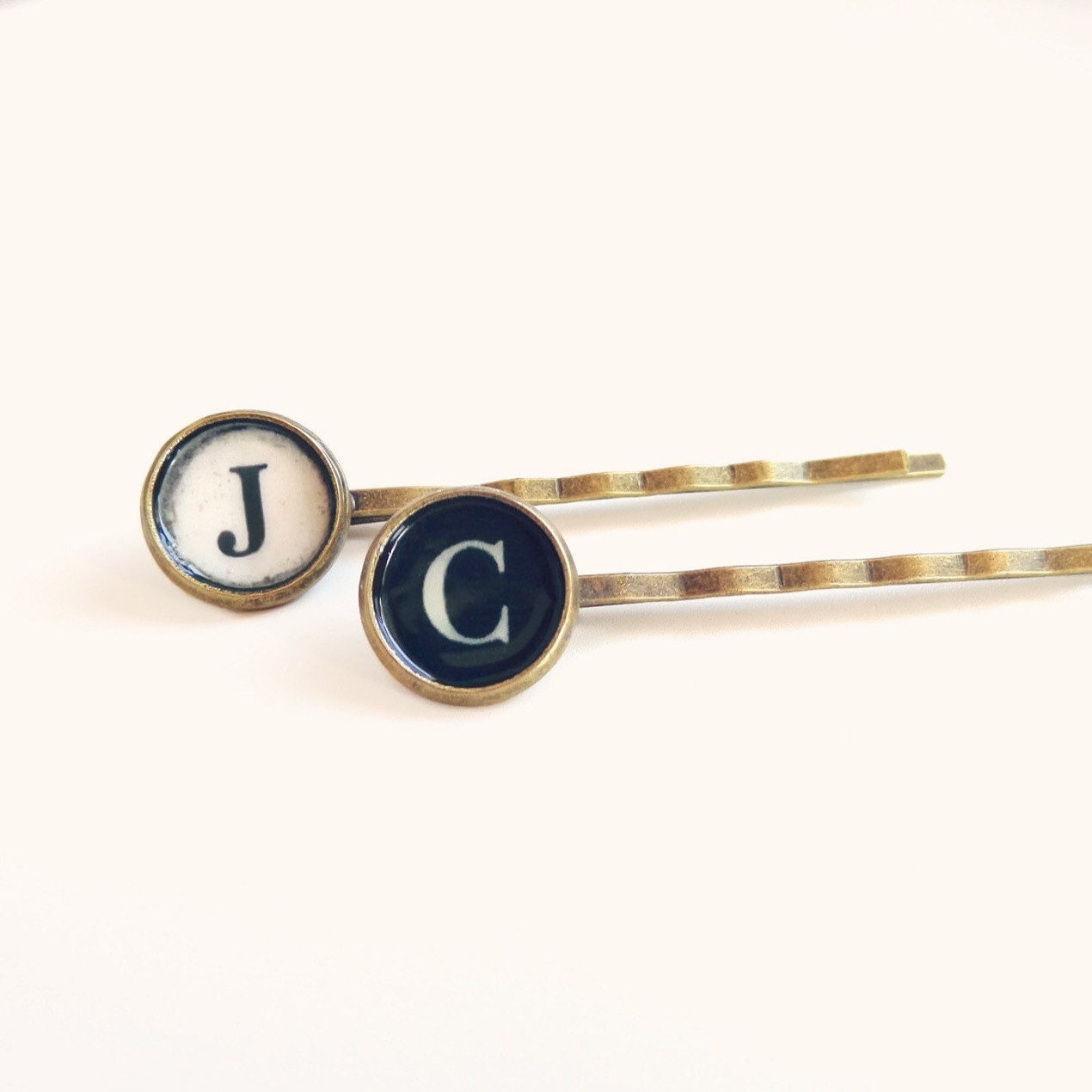 Judith - Schreibmaschinentaste Bobby Pin Set Messing Antik Monogramm Haarspange Judith - Schreibmaschinentaste Bobby Pin Set Messing Antik Monogramm Haarspange von TheGreenAntiqueTrunk