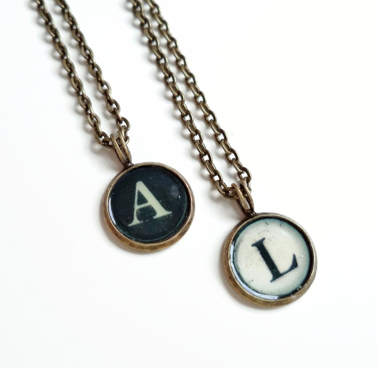 Lorna - Antike Messing Erste Schreibmaschine Schlüssel Stil Halskette Monogramm Lorna - Antike Messing Erste Schreibmaschine Schlüssel Stil Halskette Monogramm von TheGreenAntiqueTrunk