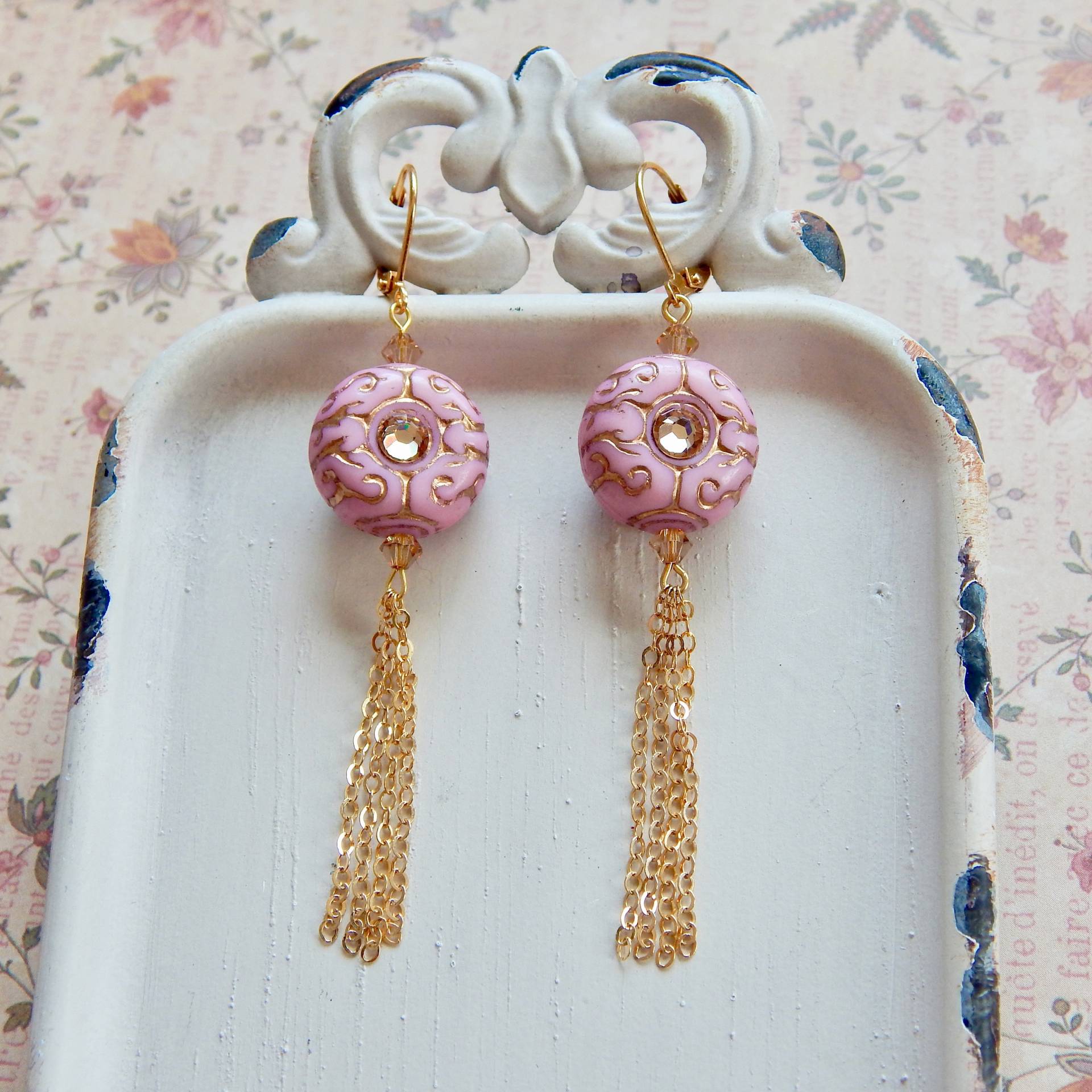 Rosa Acryl Ohrringe Gold Quaste Swarovski Kristall Anhänger Rosa Acryl Ohrringe Gold Quaste Swarovski Kristall Anhänger von TheGreenAntiqueTrunk