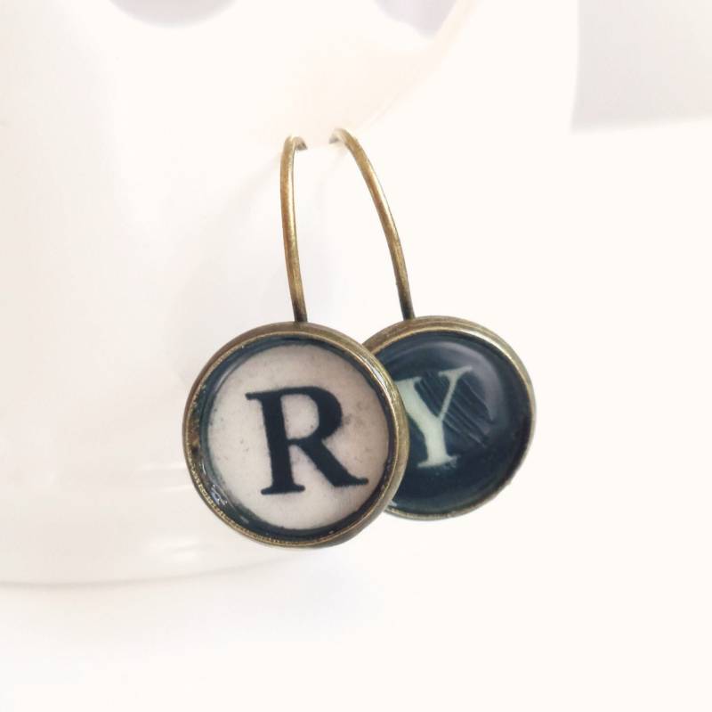 Renee - Schreibmaschinentaste Personalisierte Ohrringe Antikes Messing Monogramm Renee - Schreibmaschinentaste Personalisierte Ohrringe Antikes Messing Monogramm von TheGreenAntiqueTrunk