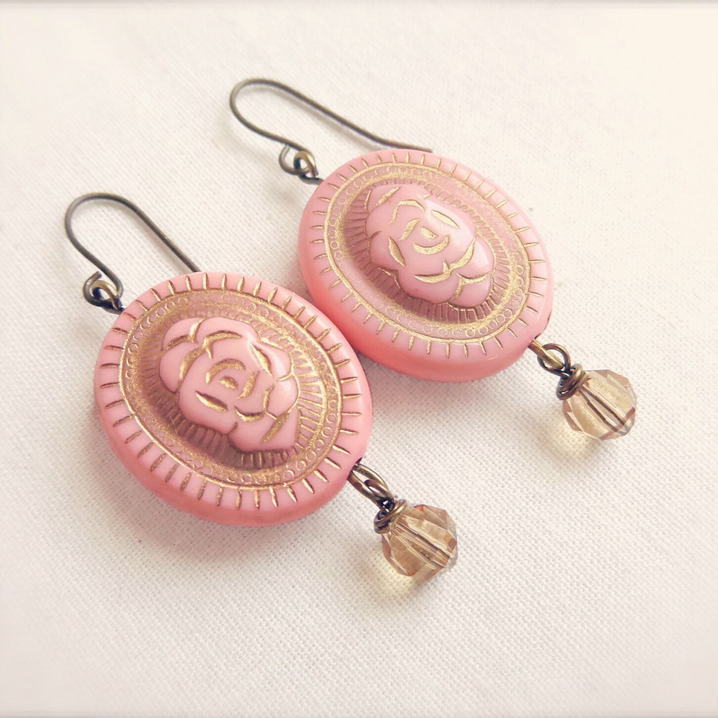 Vintage Style Rosen Hängeohrringe Pink & Gold Swarovski Kristall Vintage Style Rosen Hängeohrringe Pink & Gold Swarovski Kristall von TheGreenAntiqueTrunk
