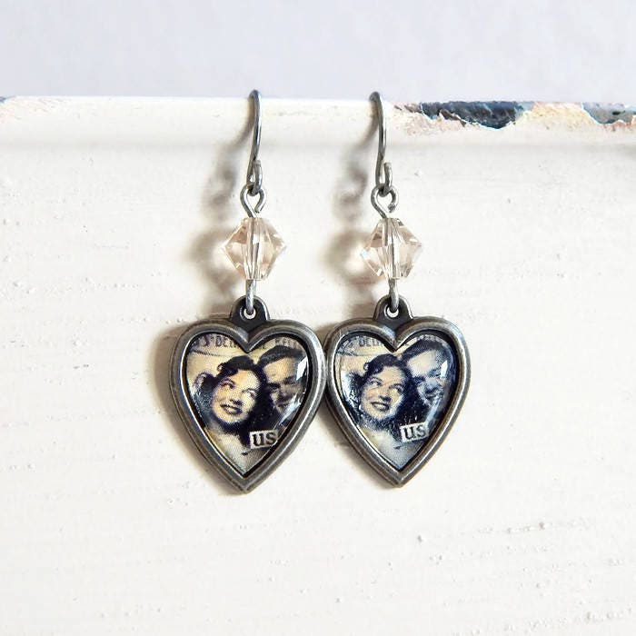 Valentinstag Herz Ohrringe Handgefertigtes Paar Ephemera, Swarovski Kristall Valentinstag Herz Ohrringe Handgefertigtes Paar Ephemera, Swarovski Kristall von TheGreenAntiqueTrunk