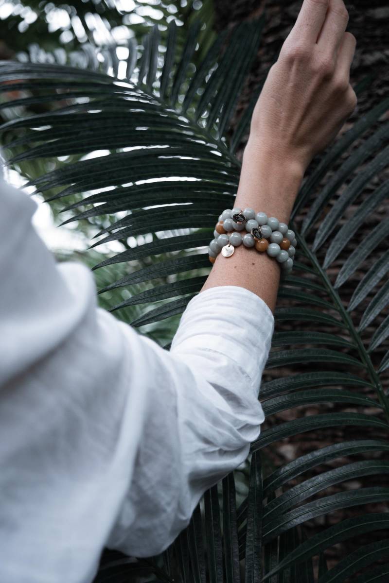 Namaste Fürs Handgelenk - Myanmar Jade Mit Gelbem Akzent Yoga Armband Goldener Anhänge Boho Geschenkidee Geschenk Geburt 10mm von TheGreenMangosteen