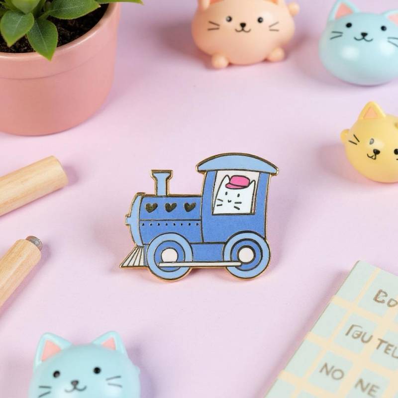 Katze Zug Emaille Pin von TheGrumpyUnicornCo