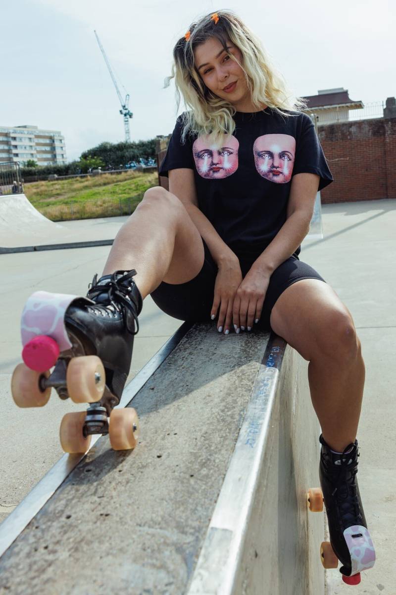 Gruseliges Puppen Gesicht Grafik T-Shirt - Grunge Goth Halloween Gruseliges Puppen Gesicht Grafik T-Shirt - Grunge Goth Halloween von TheGrungeMonkey