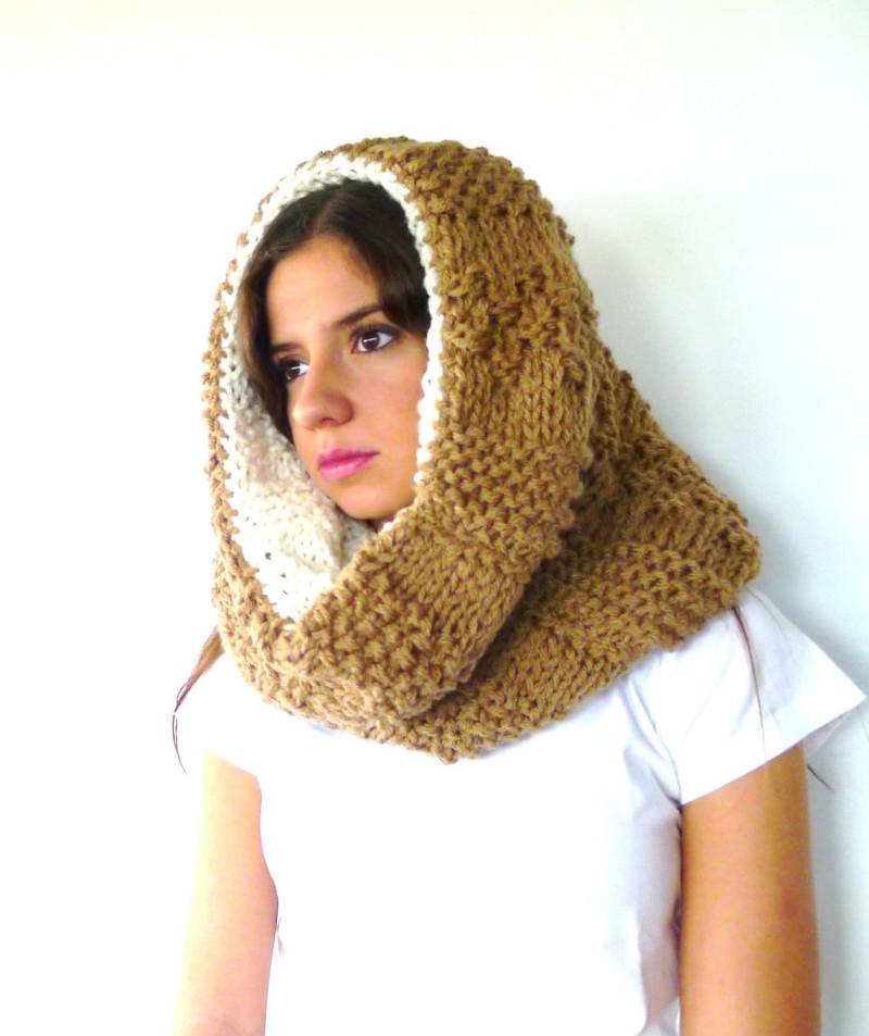 Beige Halstuch Und Knochen. Halsbänder Aus Wolle Gewebt. Handgefertigte Gewebte Schals. Geschenkideen Für Sie von TheHandKnittedFactor