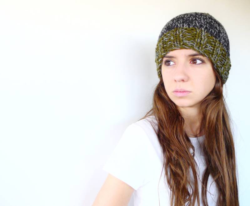 Grüne Und Graue Strickmütze. Original Handgefertigte Hüte. Unisex-Hüte. Strickmützen. Geschenkideen Für Sie von TheHandKnittedFactor