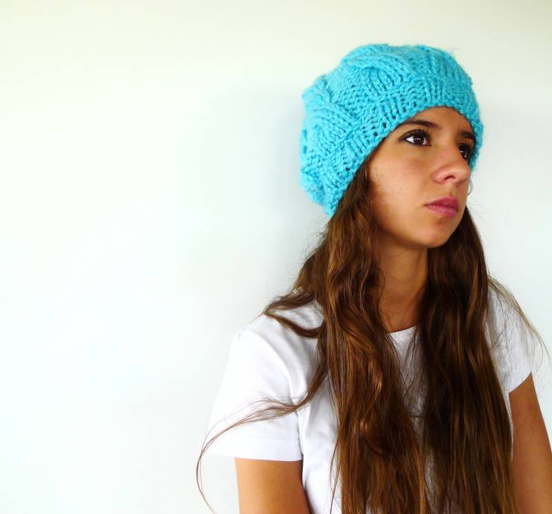 Handgefertigte Türkisfarbene Strickmütze. Zopfstrickmütze. Bommelmützen. Gestrickte Mützen. Geschenkideen Für Sie von TheHandKnittedFactor