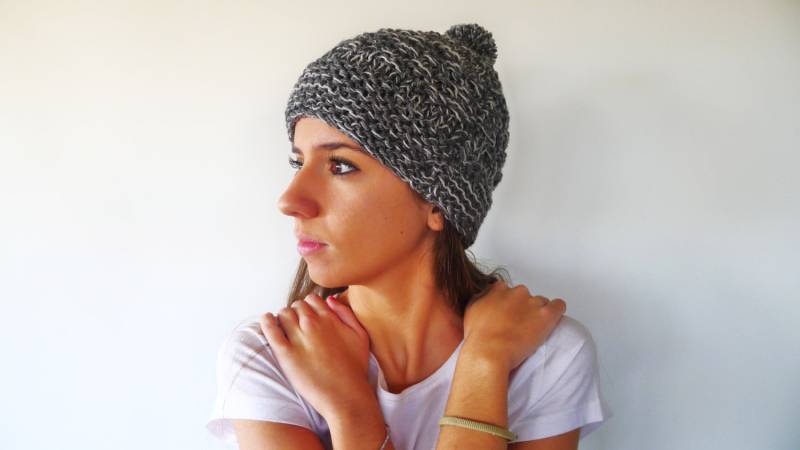 Handgefertigter Damenhut. Mützen Mit Pomp. Wollmützen. Strickmützen. Geschenkideen Für Sie von TheHandKnittedFactor