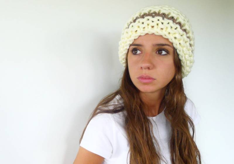 Handgefertigter Gewebter Hut in Beige Und Geröstet. Wollmütze Für Frauen. Wintermützen. Originalhüte. Geschenkideen Sie von TheHandKnittedFactor