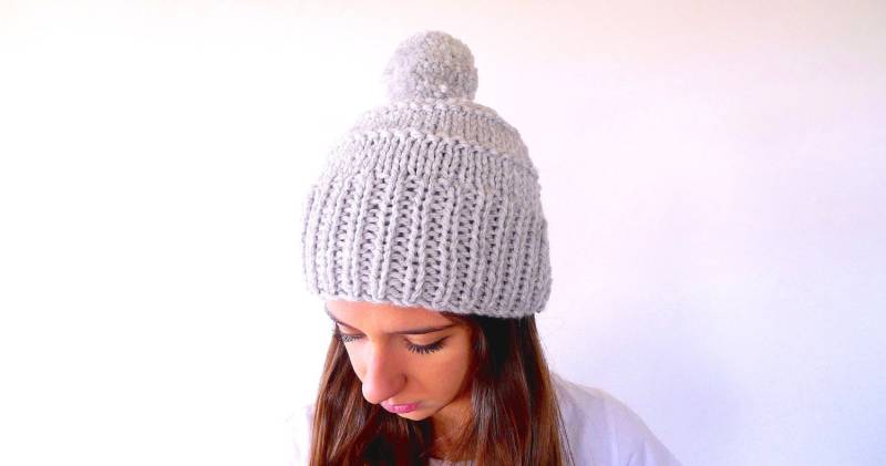 Handgefertigter Grauer Hut. Wollmütze Mit Pompon. Mütze Pompon Für Frauen. Geschenkideen Sie // Modeaccessoires von TheHandKnittedFactor