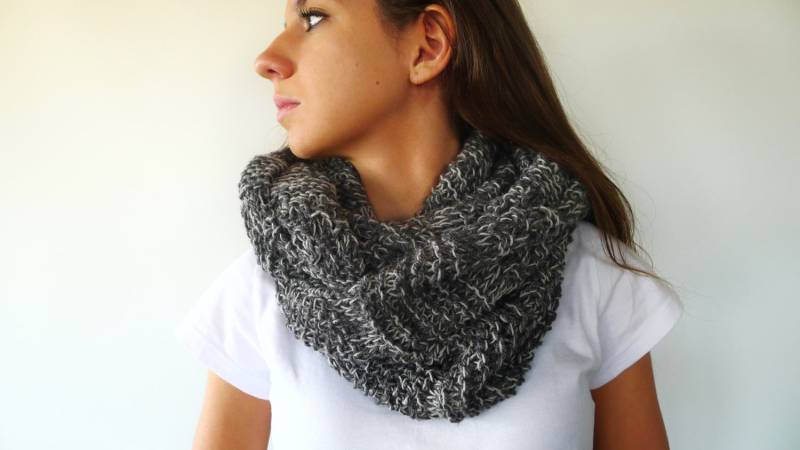 Handgefertigter Runder Schal. Grauer Strickschal. Wollschals Für Frauen. Gewebte Schals. Geschenkideen Sie von TheHandKnittedFactor