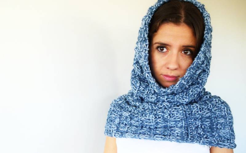 Handgefertigter Schlauchschal. Blauer Schal Für Frauen. Mit Kapuze. Gewebte Schals. Geschenkideen Sie von TheHandKnittedFactor