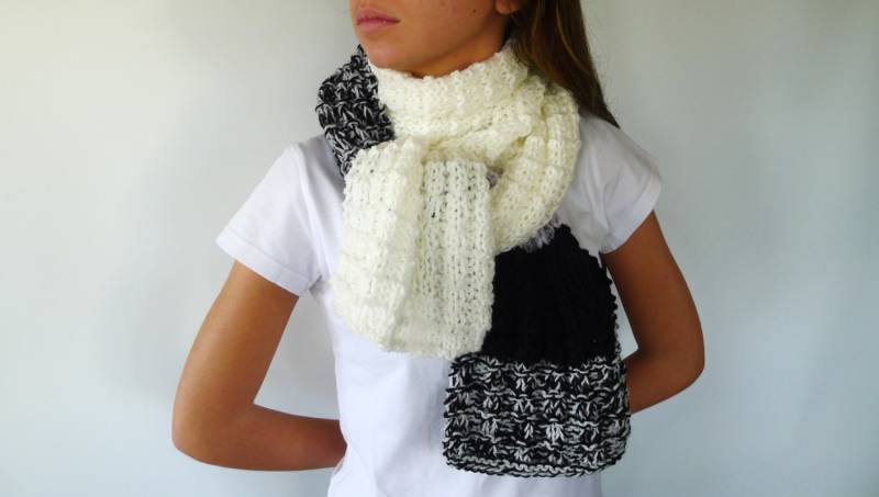 Handgefertigter Schwarz-Weißer Schal. Gestreifter Unisex-Schal. Gewebte Schals. Geschenkideen von TheHandKnittedFactor