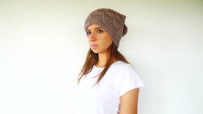 Handgefertigter Slouchy-Hut. Wollmützen Mit Pompon. Original Hüte Für Damen. Strickmützen. Geschenkideen Sie von TheHandKnittedFactor