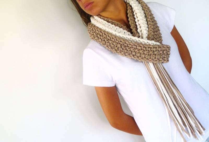 Schal Mit Maulwurfsfransen Und Beige. Handgefertigter Strickschal. Zweinadelschal. Moderne Gewebte Schals. Geschenkideen Für Frauen von TheHandKnittedFactor